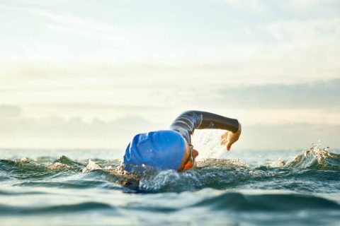 triatleta nadando en aguas abiertas